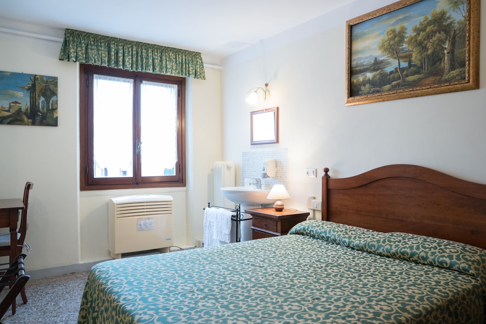ECONOMY, DOUBLE BED, SHARED BATHROOM