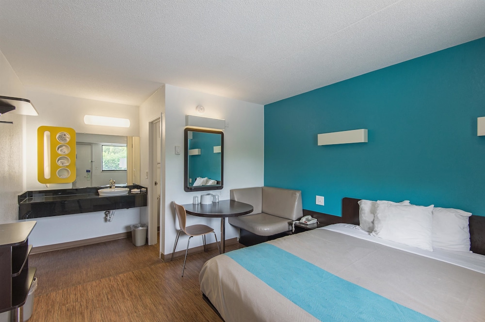 Motel6 Overland Park, KS 14/25
