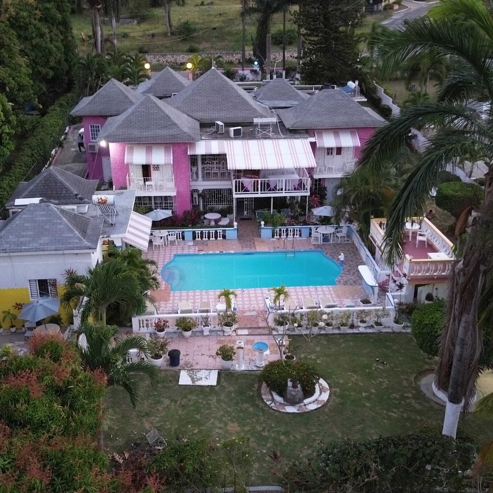 Pinkhibiscus Guest House 7/50