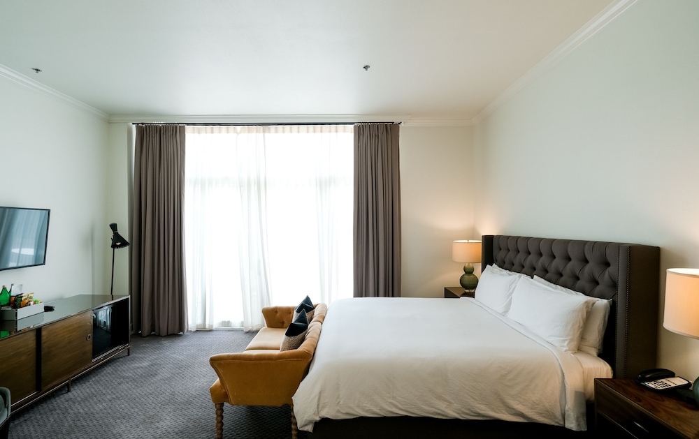Deluxe, King Bed, Pool Side