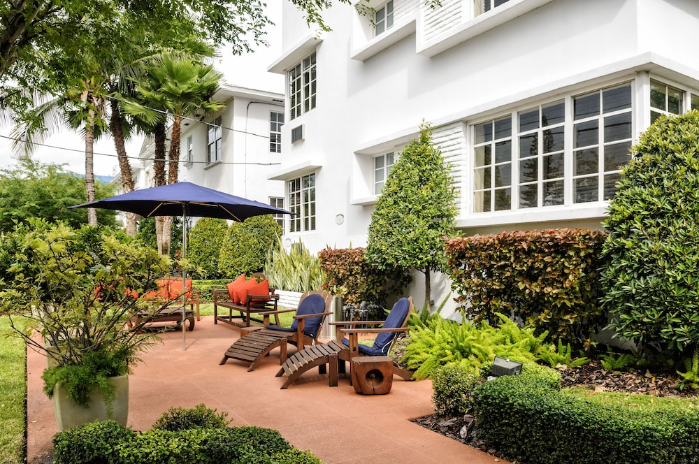 Tradewinds Apartment Hotel 57/65