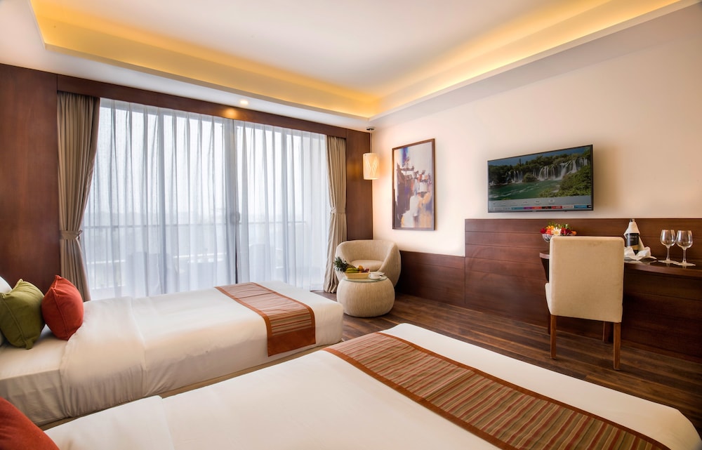 ROOM, DOUBLE BED, MOUNTAIN VIEW, BATHTUB