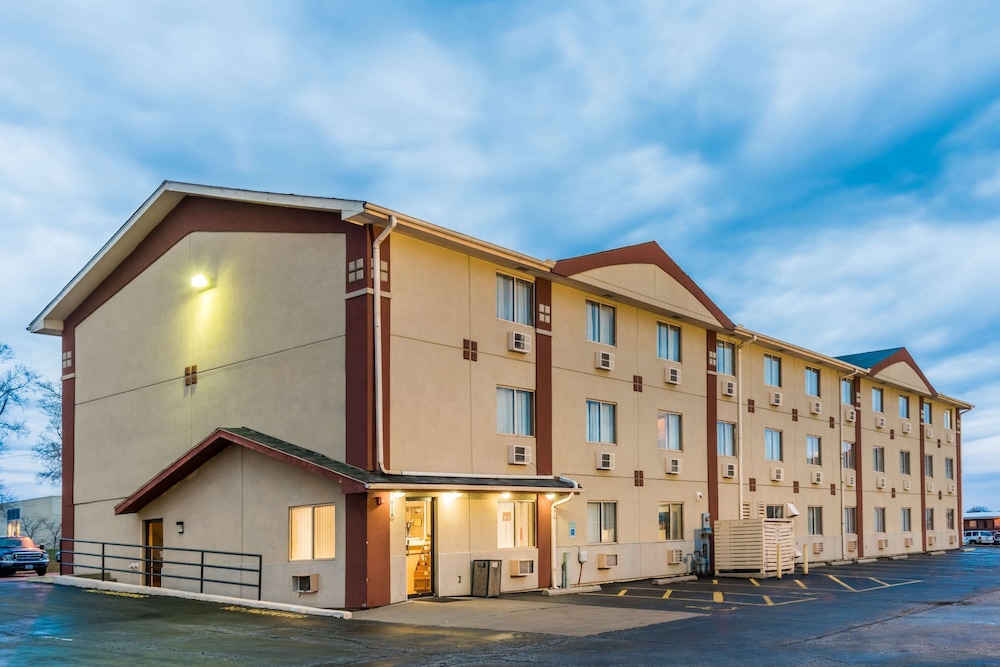 Super 8 By Wyndham Bloomington 1/17