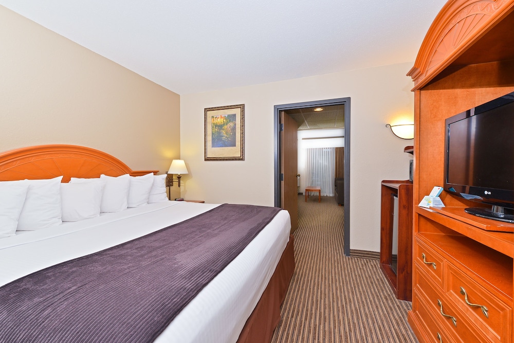 Suite, King Bed, Pool Side, Sofa