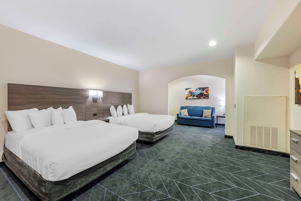 STANDARD, 2 QUEEN BEDS, BATHTUB