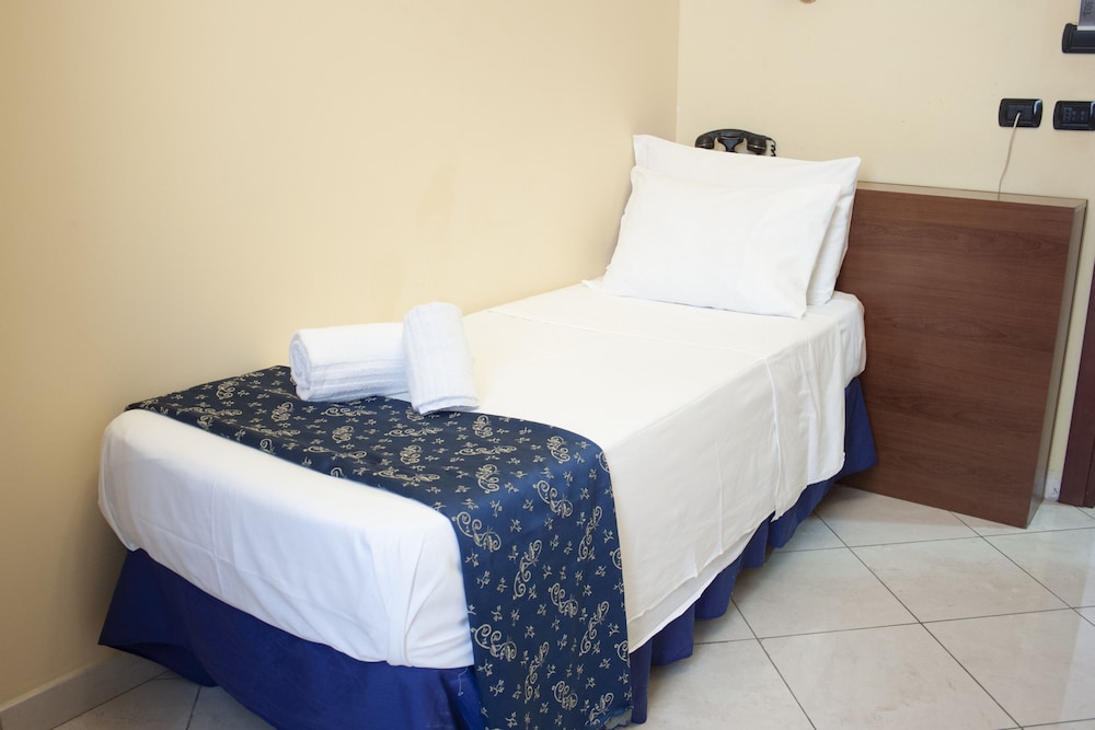 ROOM, SINGLE