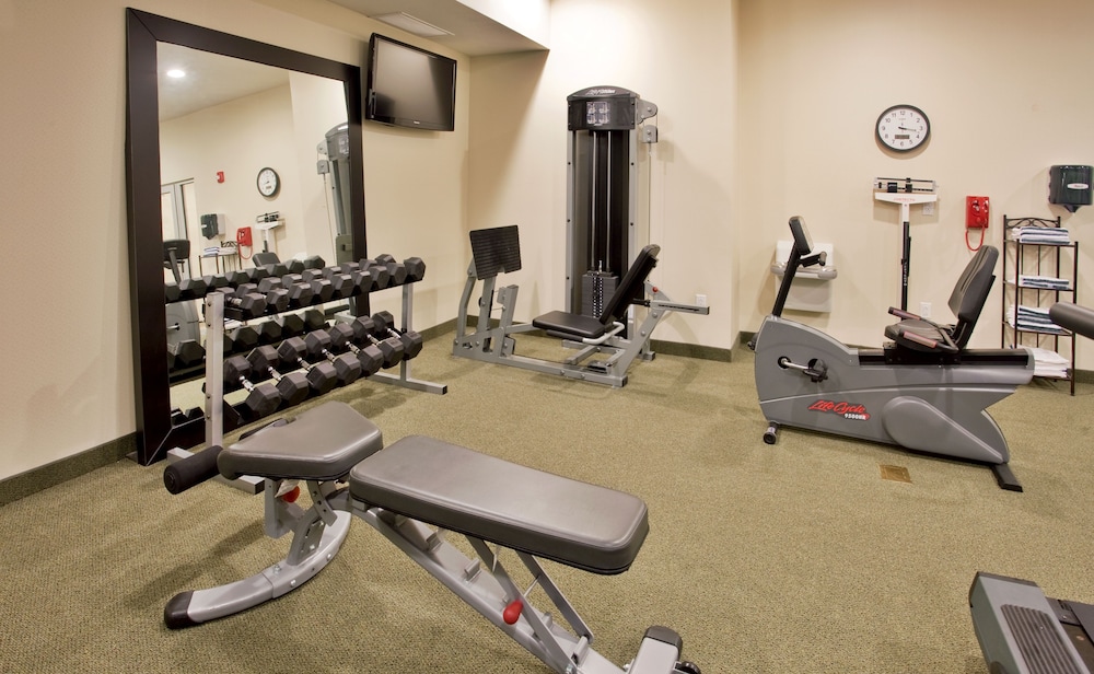 Holiday Inn Express Hotel And Suites Topeka North 25/53
