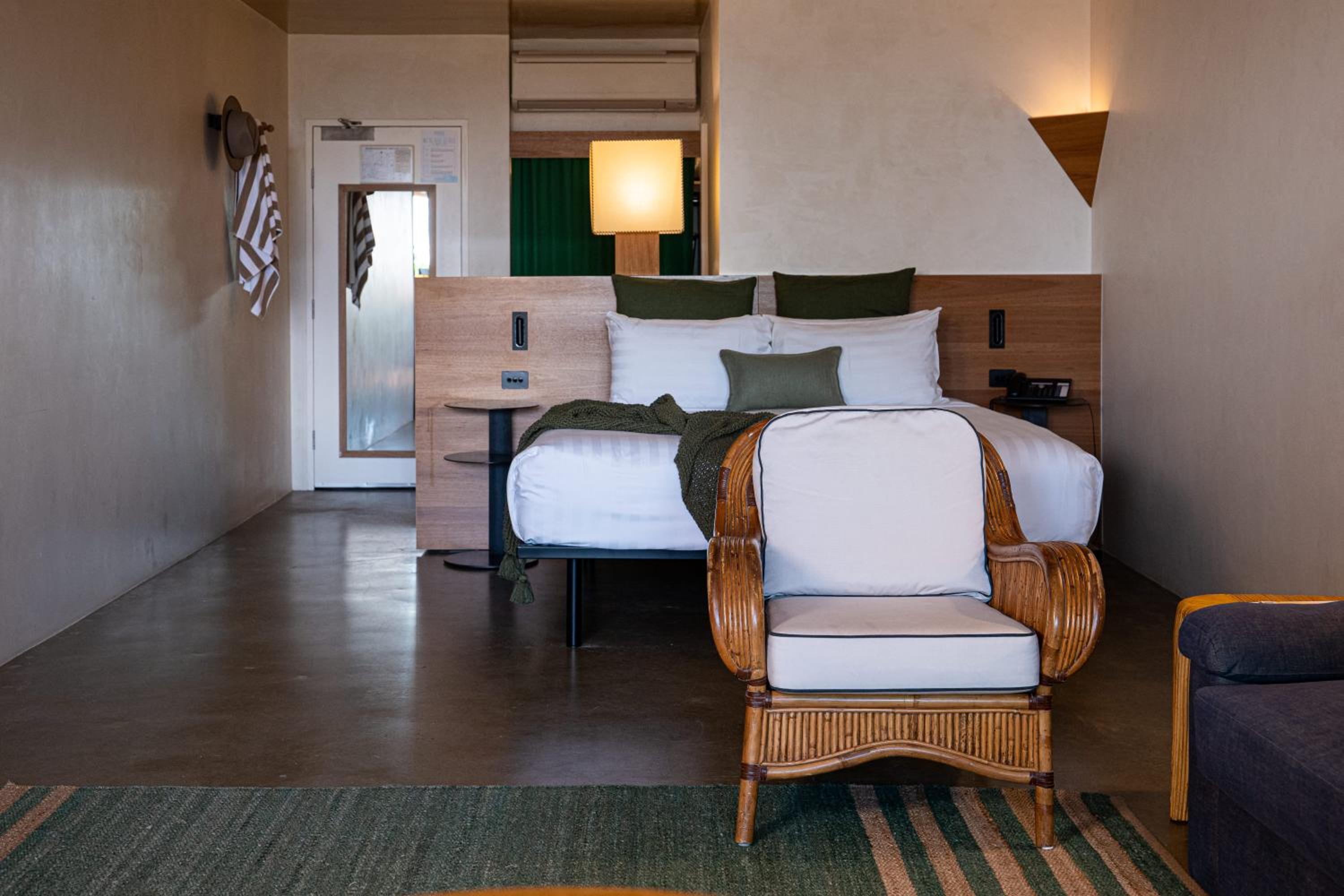 SUPERIOR, SUITE, POOL SIDE