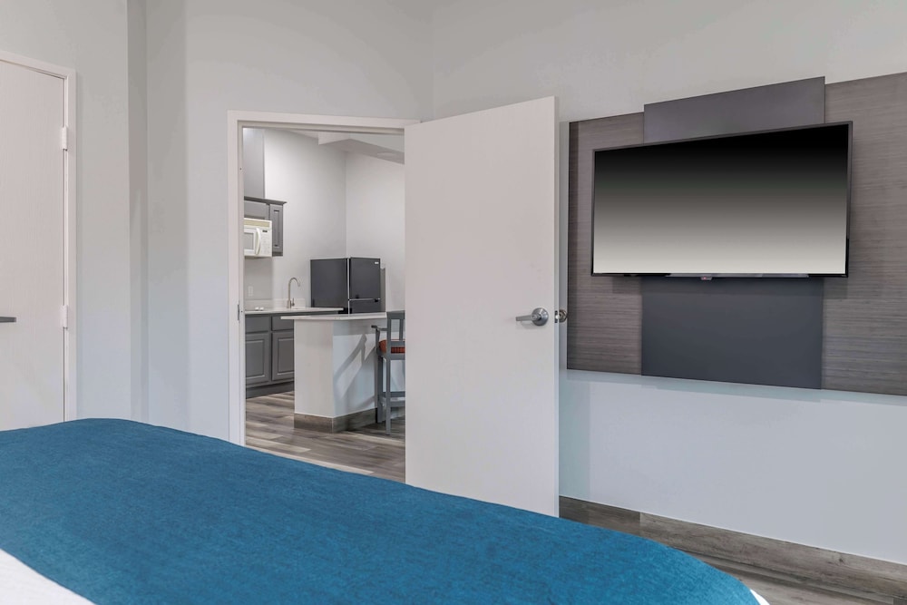Studio6 Suites Brenham, TX 36/47
