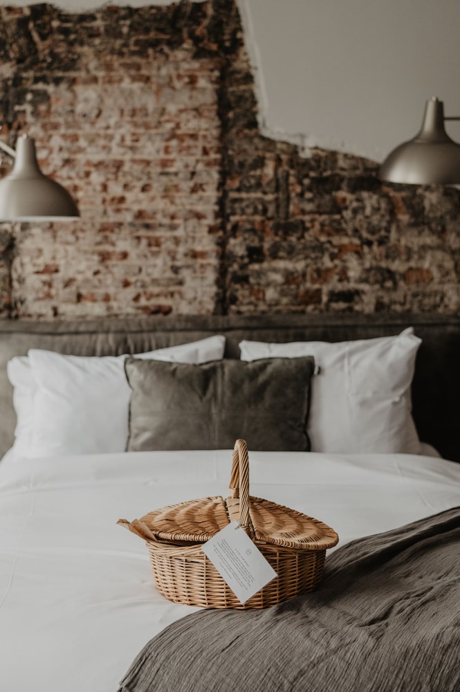 Mother Goose Hotel 24/50