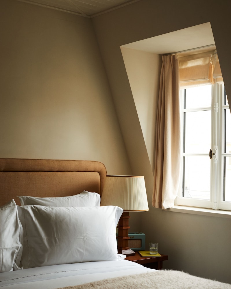 DELUXE, DOUBLE BED
