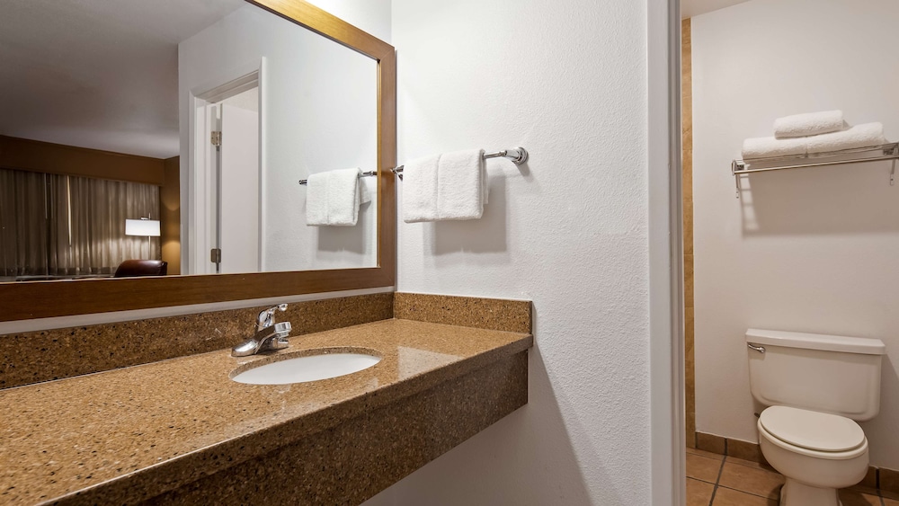 غرفة قياسية بسرير كوين، Best Western Discovery Inn 6/7