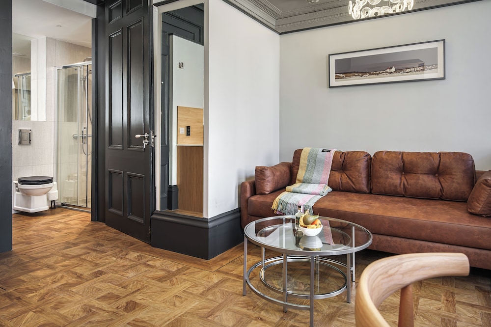 Bonnie Hotel 33/50