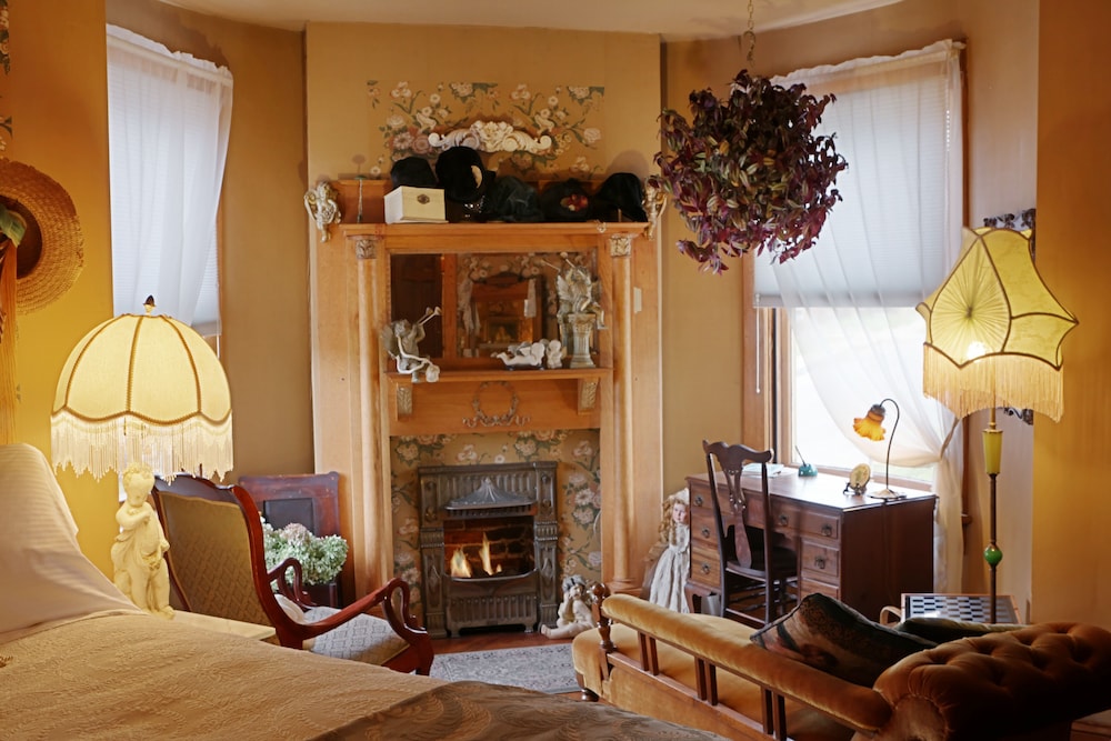 The Queen, A Victorian Bed and Breakfast 6/74