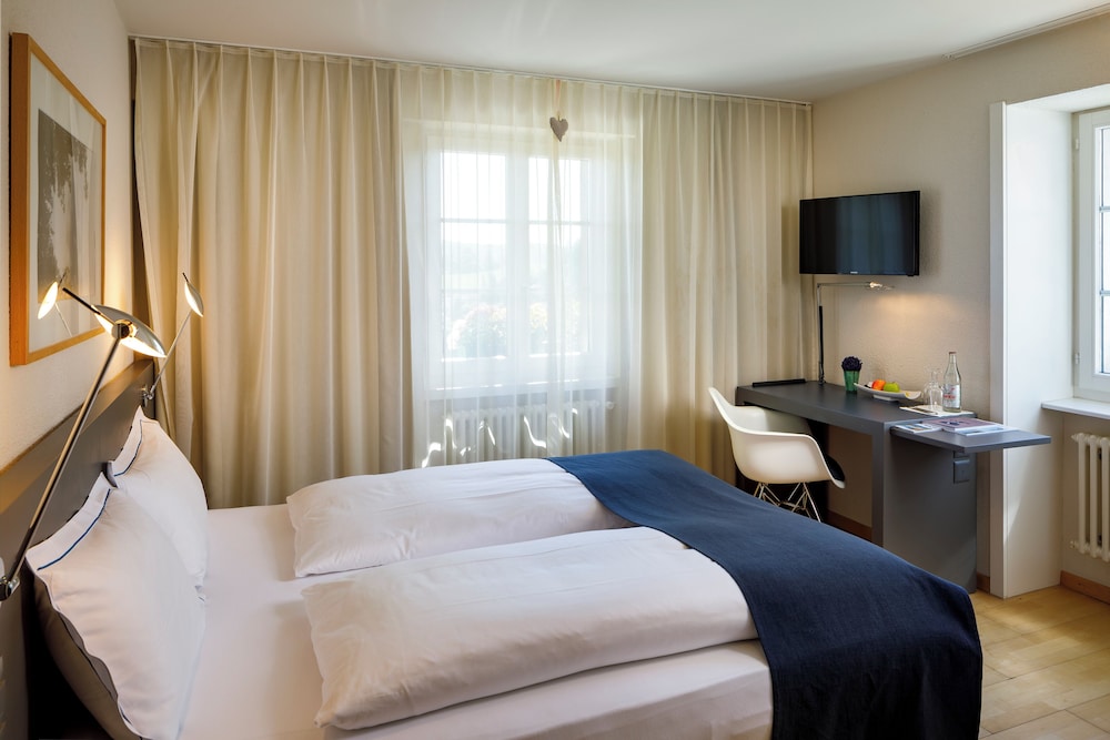 Standard, Queen Bed