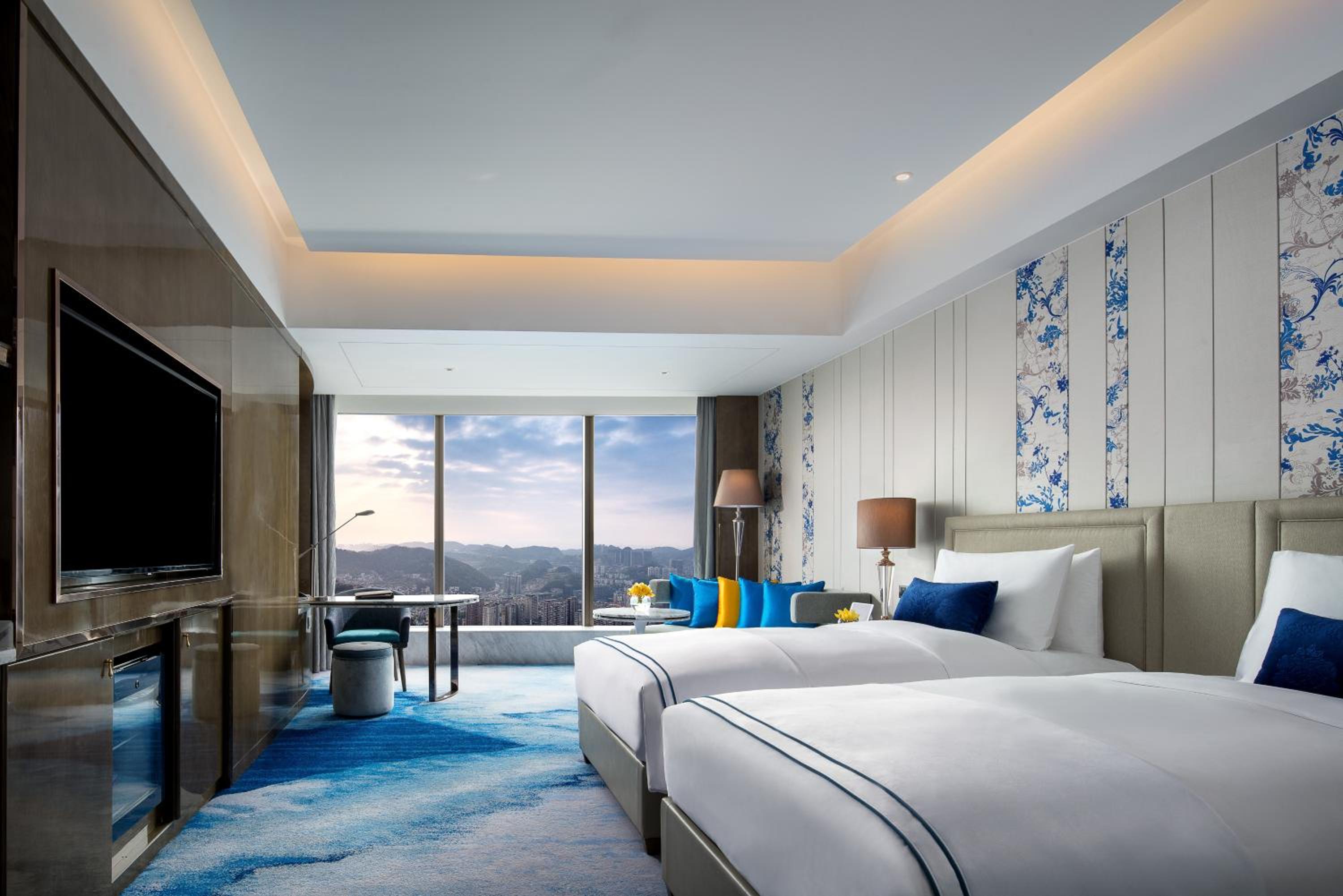 LUXURY, TWIN BEDS