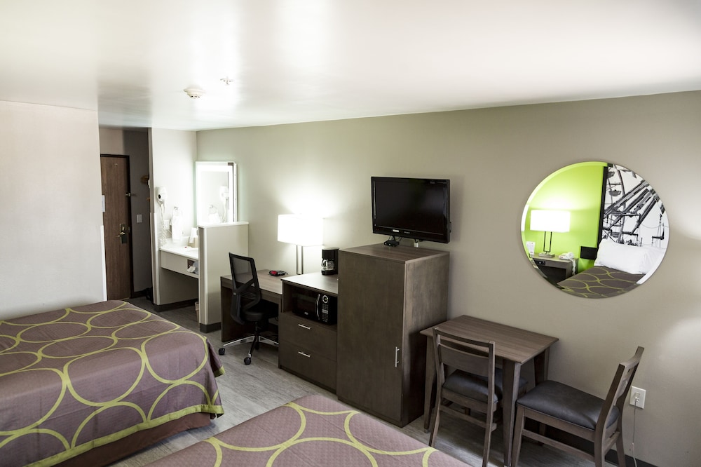 Super 8 by Wyndham Waxahachie TX 27/41