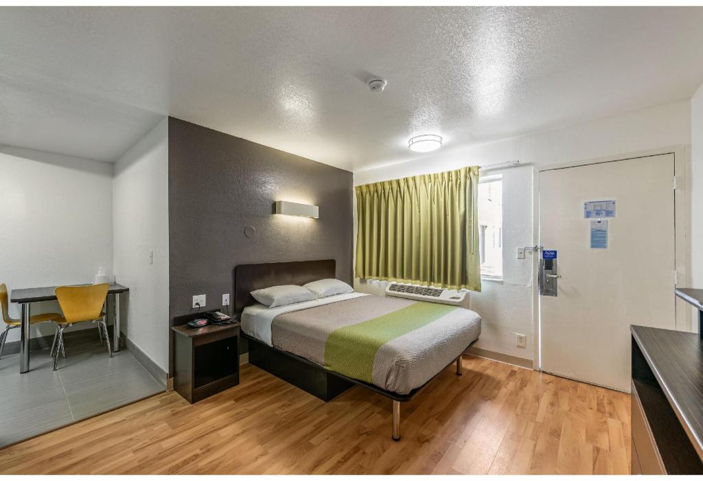 1 Queen Bed - Mobil Access Tub Nsmk Kitchen