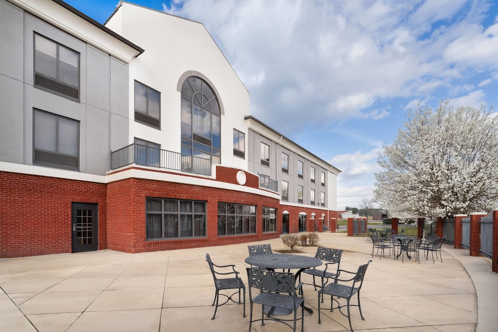 La Quinta Inn & Suites by Wyndham Bessemer 46/49