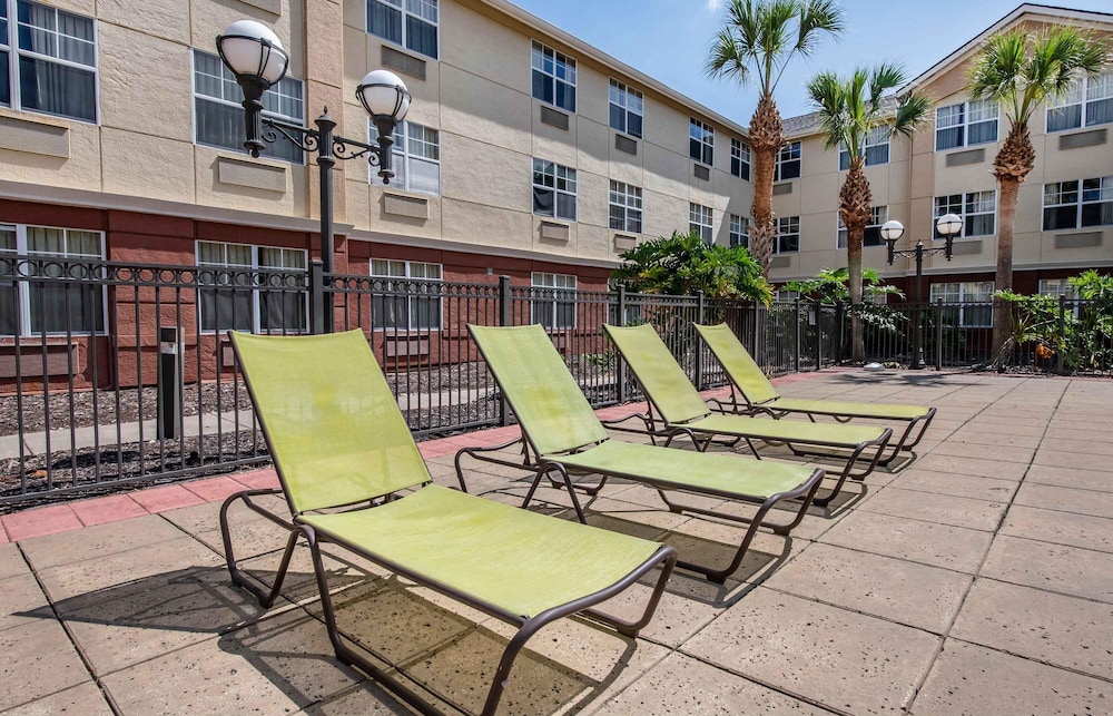 Studio 6 Suites Jacksonville Deerwood Park FL 66/71