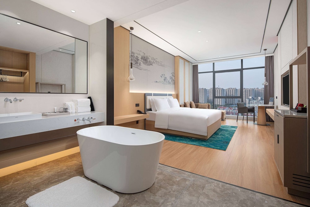 DELUXE, KING BED