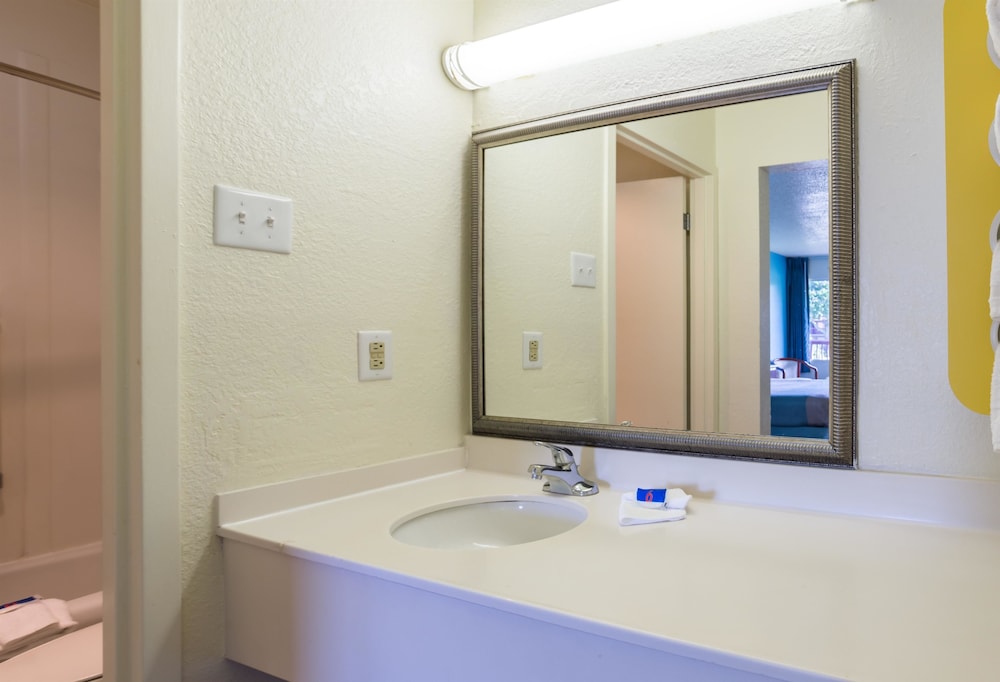 Motel6 Spring Hill, FL - Weeki Wachee 57/64