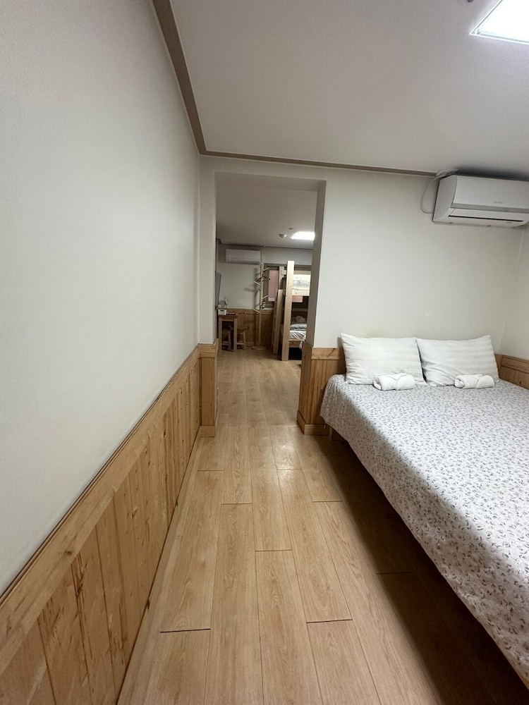 ROOM, QUADRUPLE