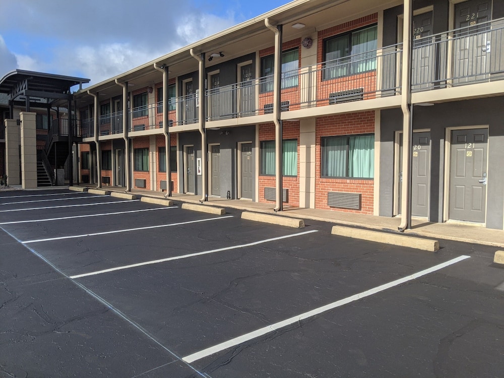 12 Oaks Hotel 41/50