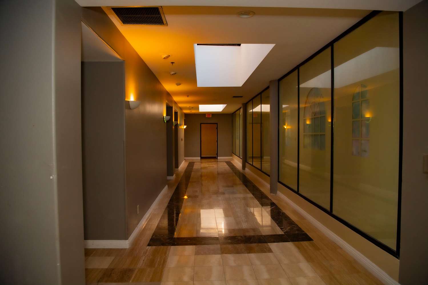 Ramada Plaza By Wyndham Garden Grove/Anaheim South 21/43