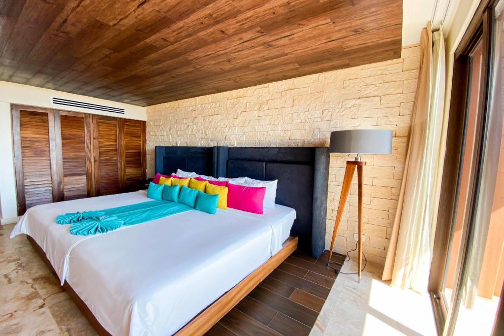 Junior Suite, King Bed, Ocean View, Balcony