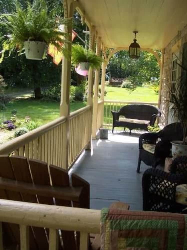 Fallen Tree Farm Bed & Breakfast 41/50