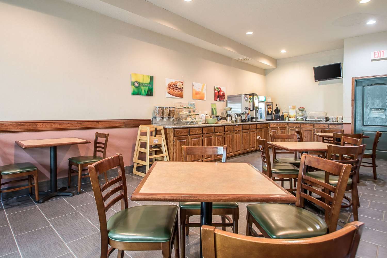 Quality Inn & Suites East Troy I-43 28/33