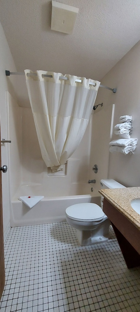 Room, 2 Queen Beds, Pet Friendly, Days Inn by Wyndham Willmar 8/9
