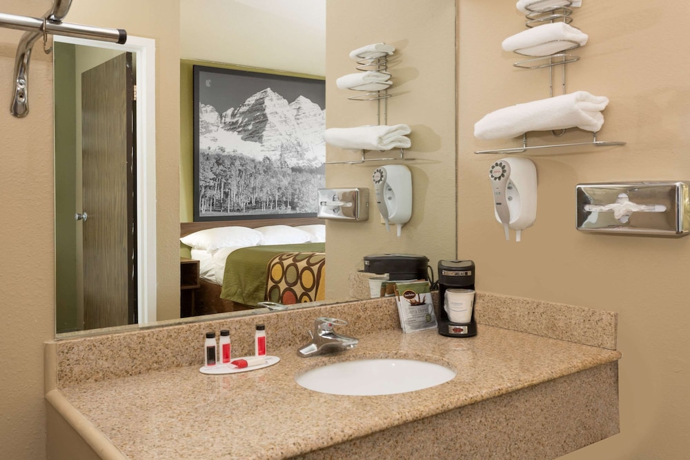 Super 8 By Wyndham Sterling CO 47/50