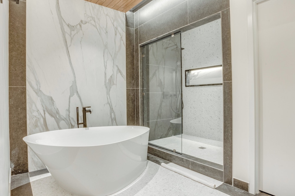 2 Bedrooms, Courtyard, Penthouse, 2 King Beds، Fort George Hotel And Spa 5/7