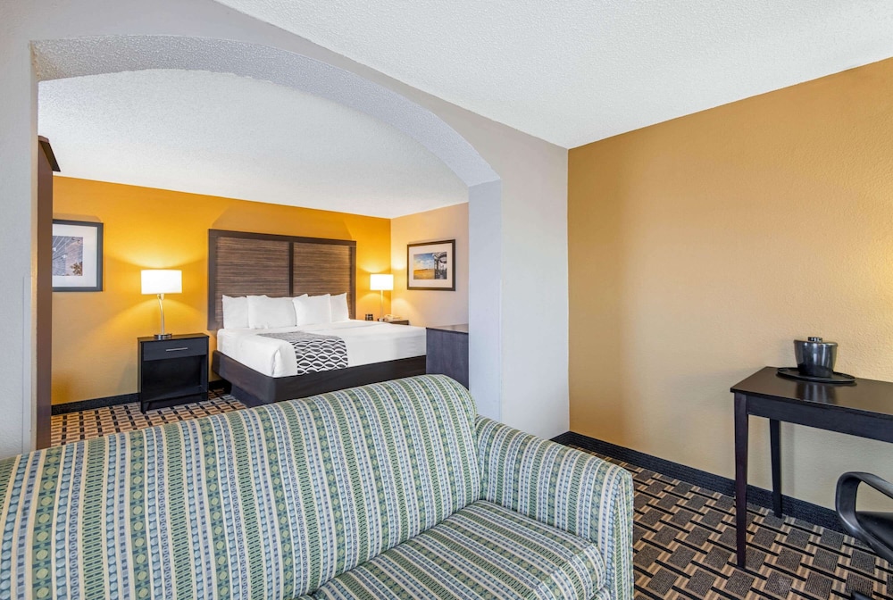 La Quinta Inn & Suites by Wyndham Denison - N. Lake Texoma 18/35