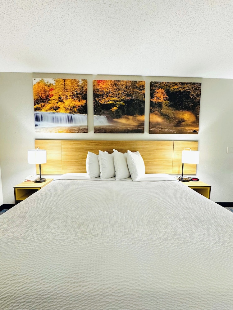Days Inn by Wyndham Newnan 27/43