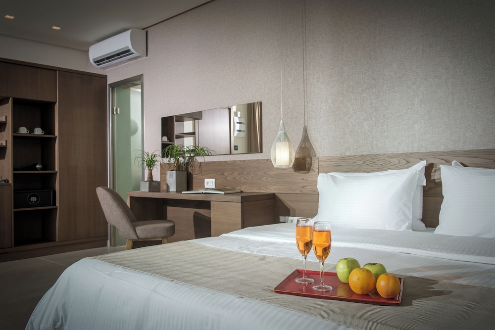 Junior Suite, Double Bed, Lateral Side Sea View, Outdoor Jetted Tub
