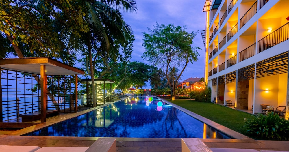 Aston Anyer Beach Hotel in Cinangka