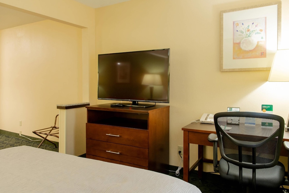 Quality Inn & Suites Bloomington I-55 and I-74 35/39