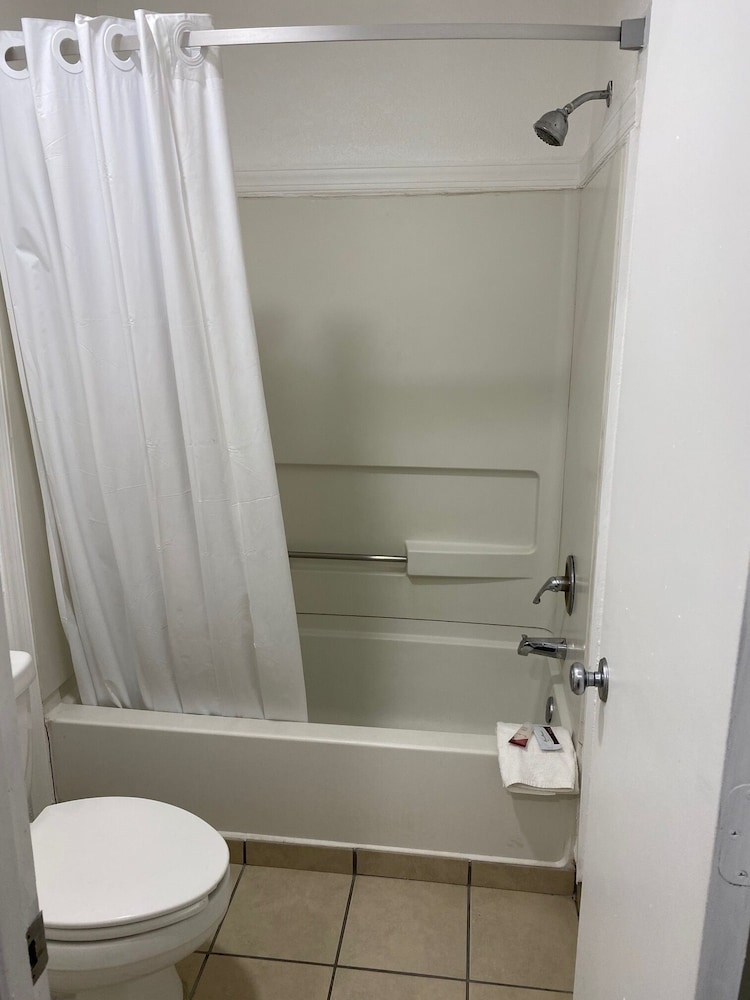 Desert Sands Inn & Suites Albuquerque 25/28