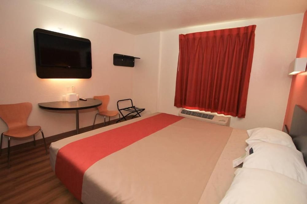 Motel6 San Antonio, TX - Downtown - Alamo Dome 24/54