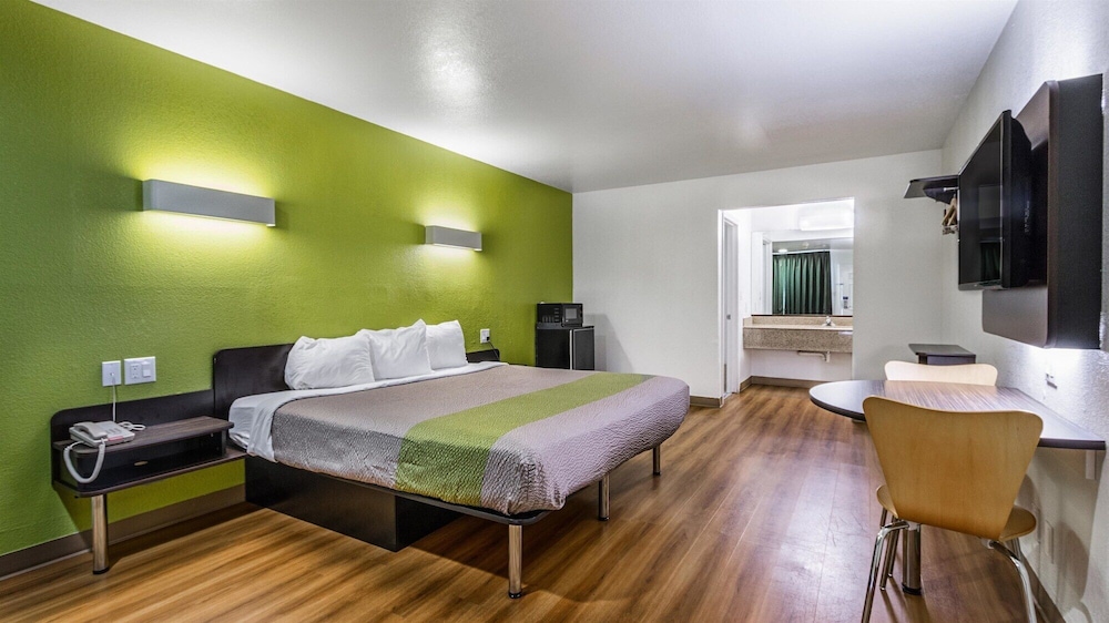 Motel6 San Marcos, TX - North 15/45