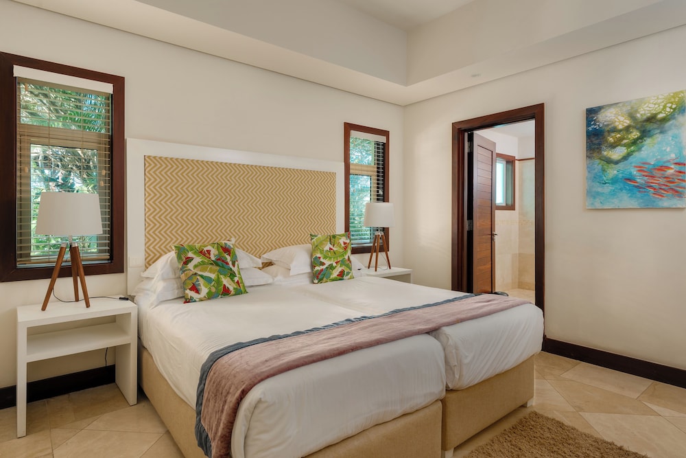 Tree, Villa, 1 Single and 3 Double Beds