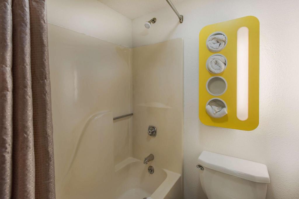 2 Full Beds - Non-Smoking، Motel6 Omaha, NE - Central 9/10