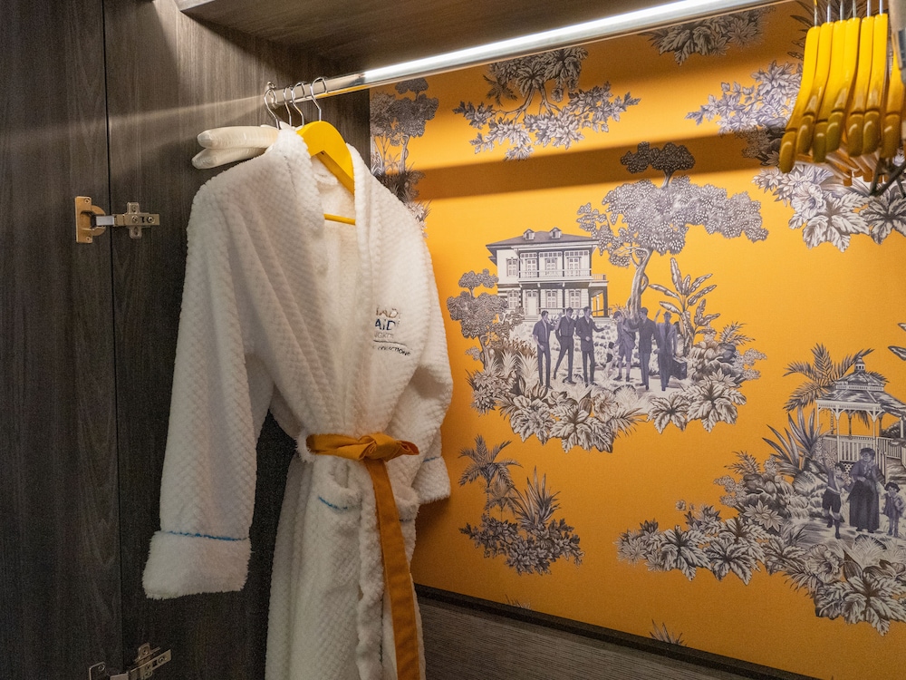Madi Paidi Bangkok, Autograph Collection 24/49
