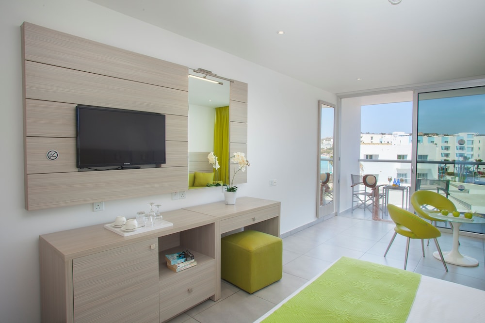 Limanaki Beach Hotel & Suites 30/36