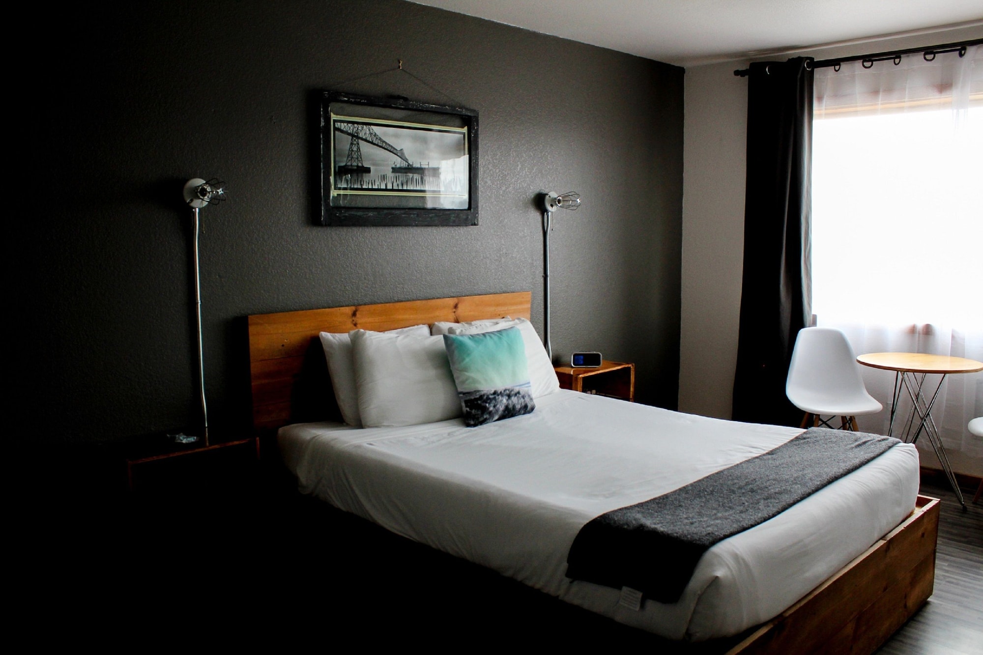 West, Queen Bed