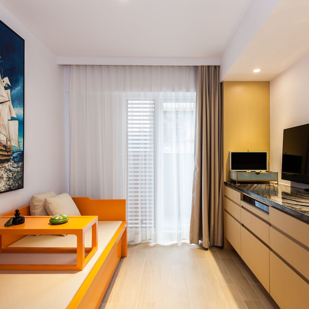 Caravel Hotel 48/54