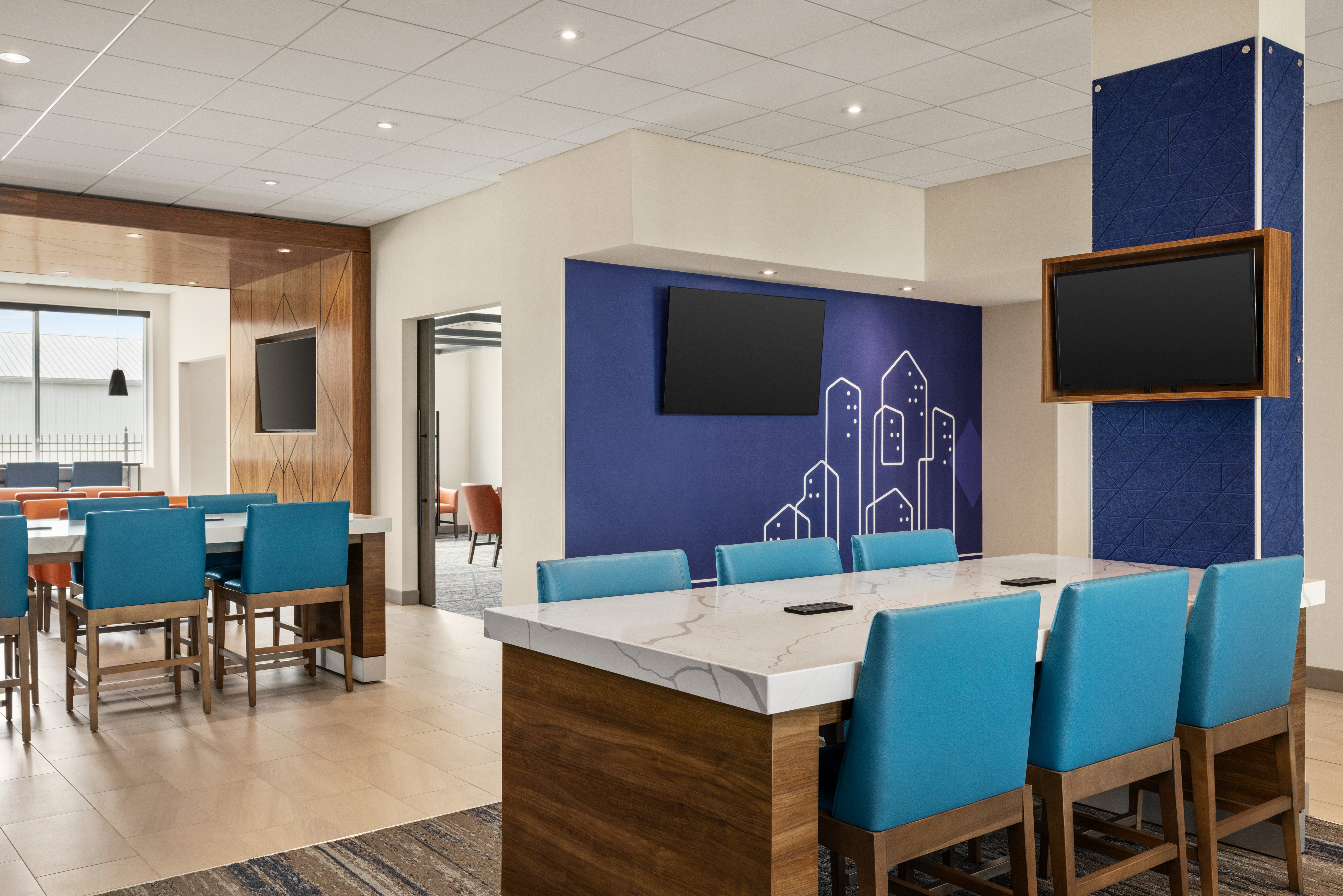 Holiday Inn Express STRATHROY 48/64